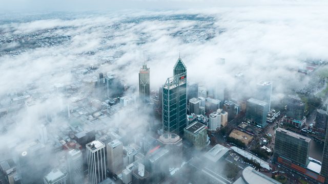 云雾环绕的城市高楼航拍。
