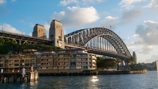 港口大桥与滨水建筑。