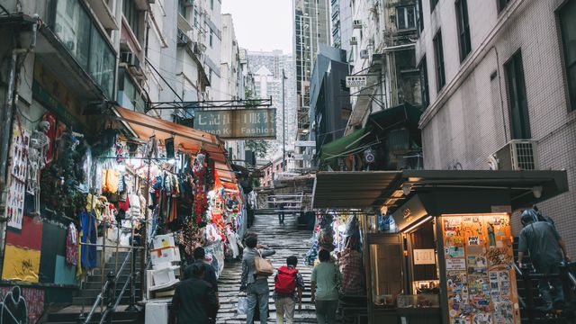 狭窄的阶梯街巷与店铺。