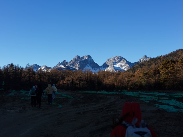 山峰前行走的登山者。