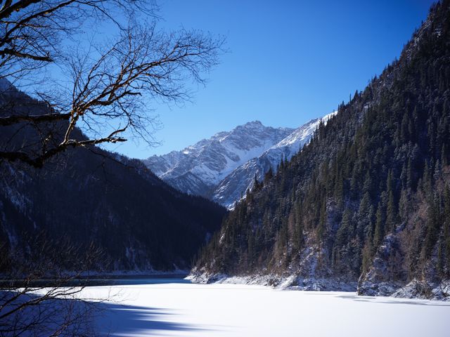 山谷中的冰封湖泊横幅。