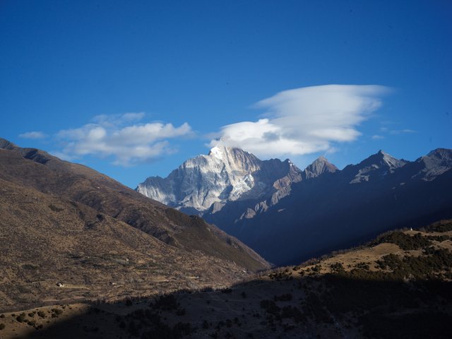 山谷通向远处雪峰。