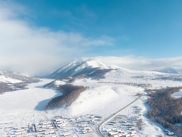 雪山、覆雪村落与云雾航拍。