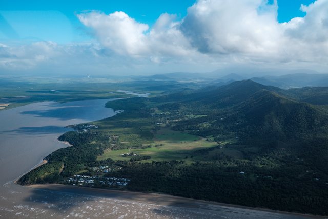 海湾与连绵山地的空中视角。