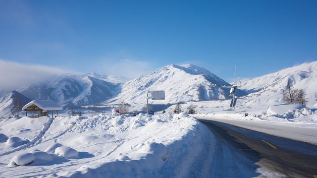 积雪包围的公路通向雪山。
