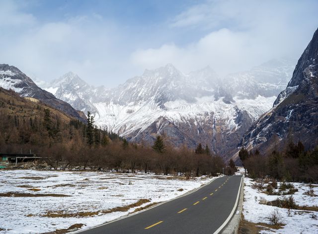 公路穿过覆雪的山谷。