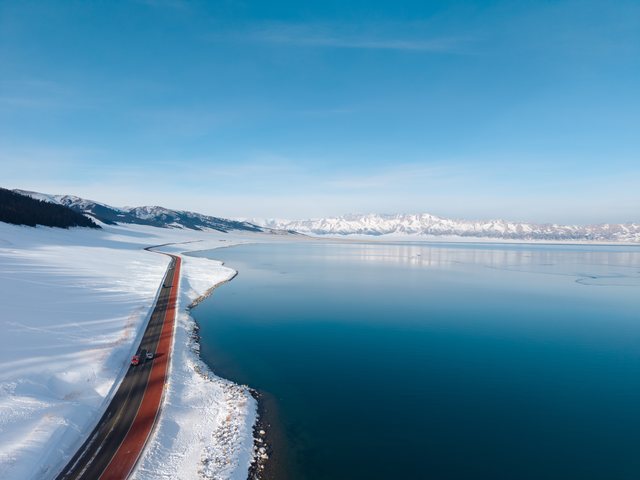 沿蓝色雪湖伸展的道路航拍。
