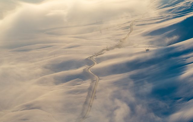 雪原与极细的道路或轨迹航拍。