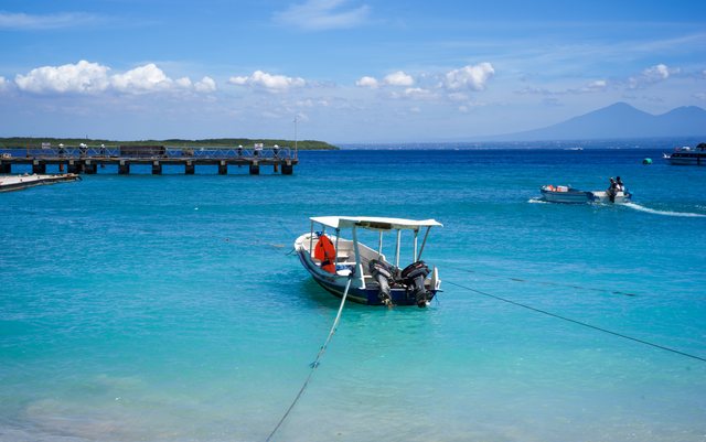 清澈浅海里停泊的小船。